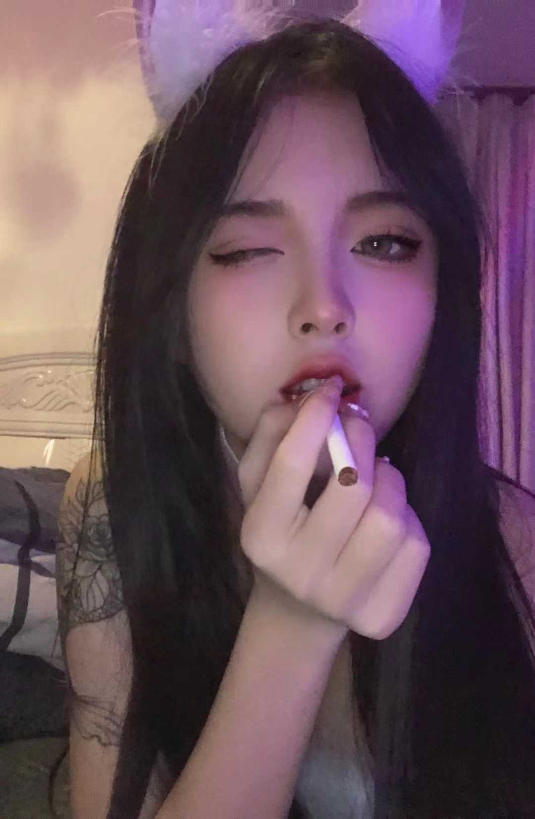 她朋友圈的一句夜无聊，我真榨干了自己